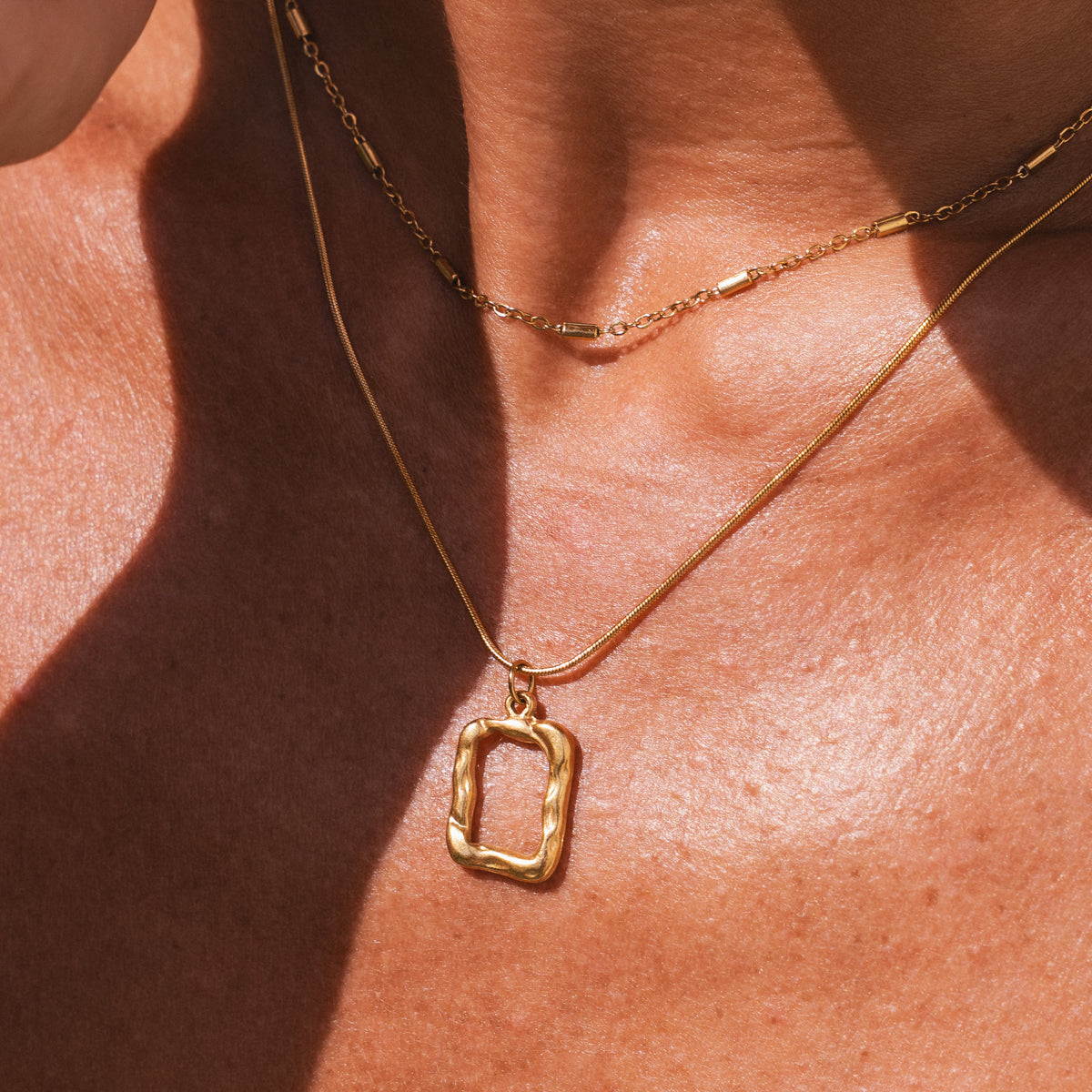 Sculpture Pendant Layered Necklace - Gold